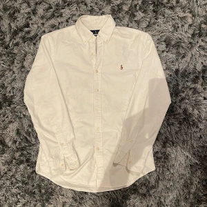 Polo Ralph lauren skjorta  - Hej, säljer min polo Ralph lauren skjorta. Säljer den för att den inte kommer till användning och den är för liten på mig. Orginal pris:- 1 600 mitt pris:- 650. Kan tänka mig gå ner i pris vid snabb affär.