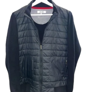 Cardigan - Säljer nu denna snygga cardigan som knappt är använd. Hör av dig vid frågor!