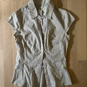 Topp - Säljer denna superfina toppen❤️❤️❤️sitter tajt och snyggt på🤩🥰