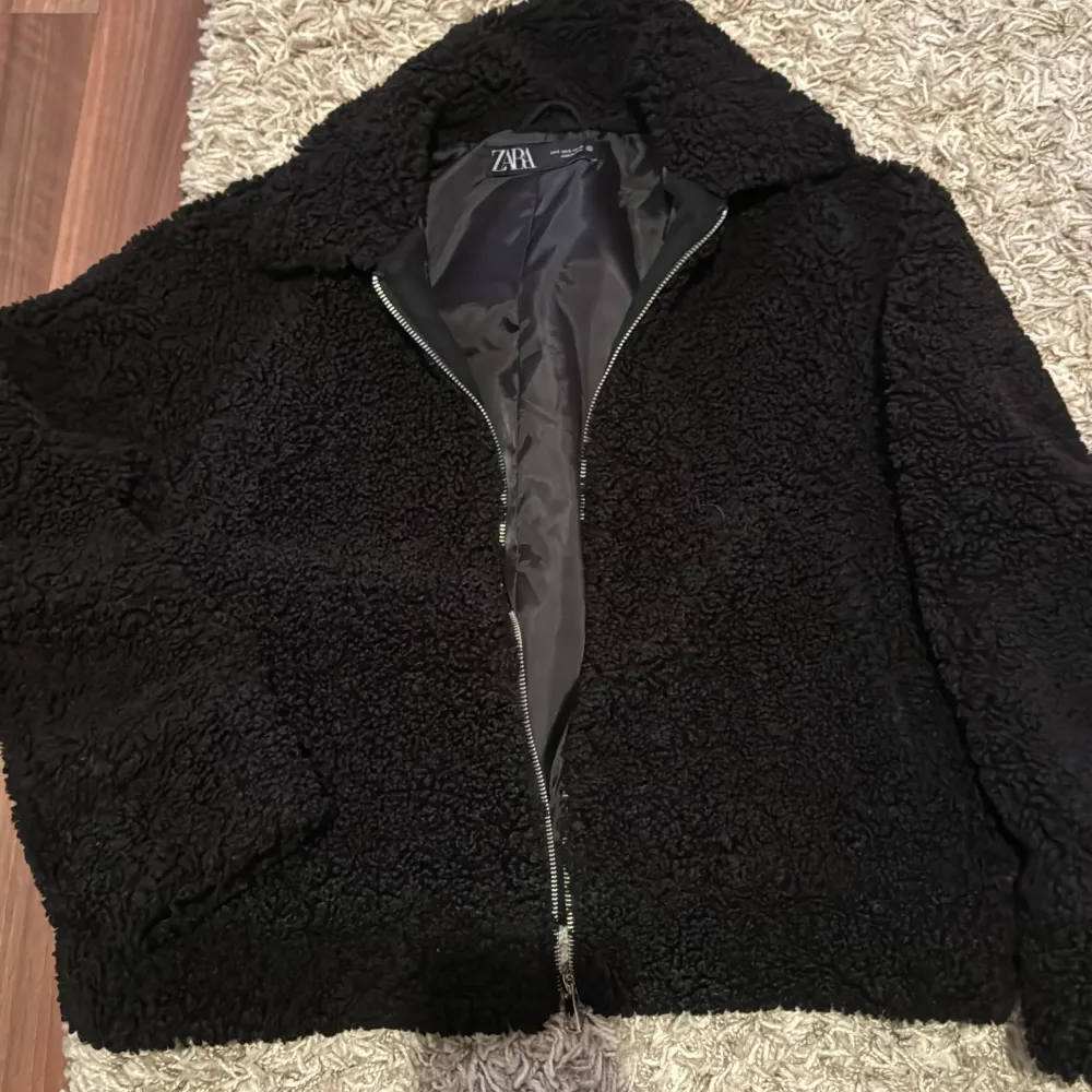 En fluffig jacka från Zara, använt Max 10 gånger, köpt för några år sedan och har bara legat i garderoben. Modellen finns inte längre i lager.  Den är i storlek S men funkar även för M . Jackor.