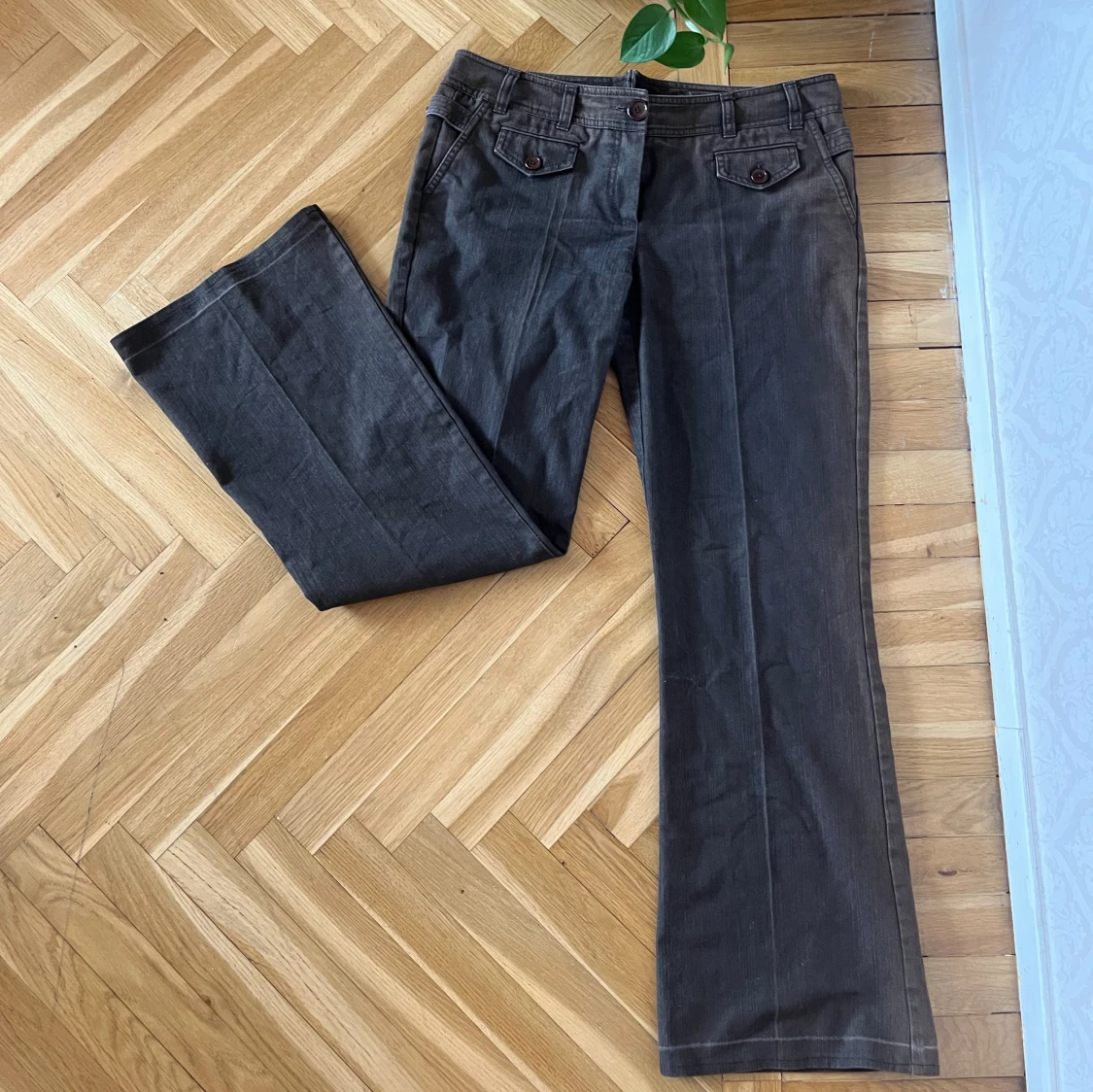 Bruna lågmidjade byxor - 90