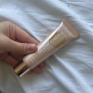 Glow highlighter  - Loreal Paris highlighter som är perfekt att blanda i foundation. Den är använd eller testad men finns ändå mycket produkt kvar. 