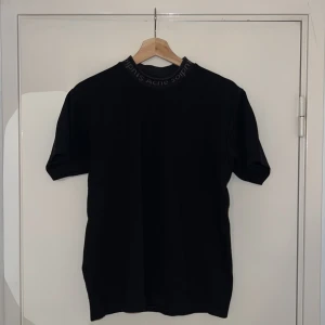 Acne Studios Navid T-shirt - T-shirt från Acne Studios, använd men så gott som ny.  Nypris: 1295kr Storlek: M unisex