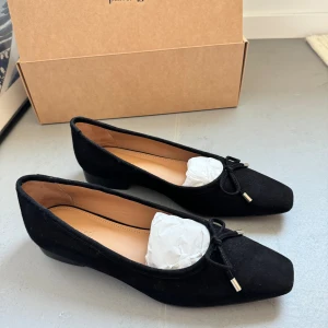 Flattered Ballerina - Svarta Monica Suede ballerinaskor från Flattered. Storlek 39. Endast använda fåtal gånger. Ord pris 1995