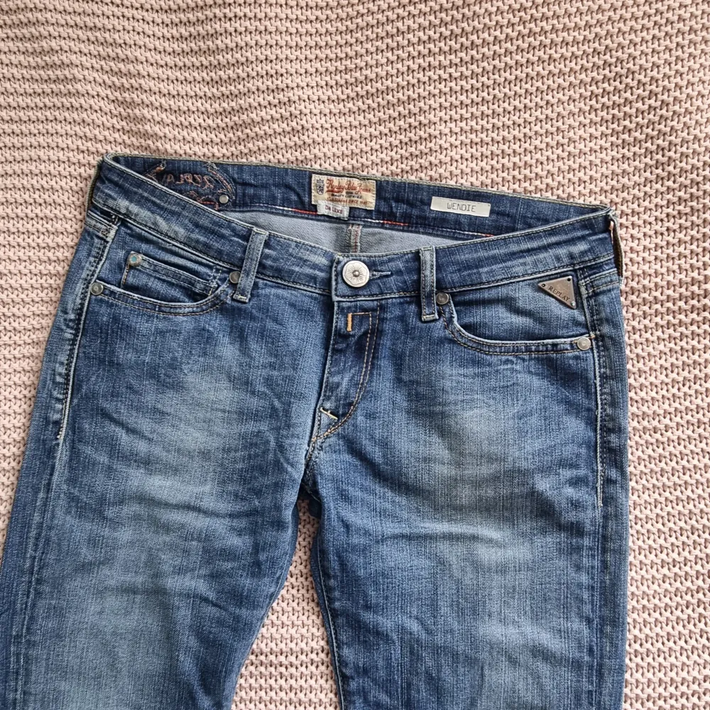 replay jeans i jättefint skick, säljer eftersom de tyvärr e för små för mig❤️‍🔥 w28 l32 men de är små i storleken. Jeans & Byxor.
