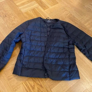 Uniqlo jacka  - Nu säljer jag min super fina uniqlo jacka då den är för liten för mig. Fint skick men den har ett litet hål vid ryggen men som säkert går att laga på något smidigt sätt!💕