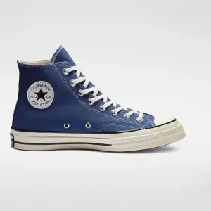 Ett par blå Converse, storlek 41,5  Dessa är i ett fint skick dock har skosnörena blivit lite grå över tiden, det kan man såklart byta. 😊
