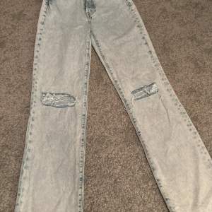 Straight jeans från Bik Bok Storlek 25 waist och 32 length. Har använt de två gånger, köpte för en månad sedan.