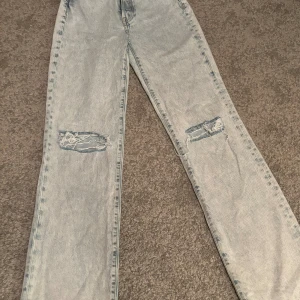 Straight jeans från Bik Bok - Straight jeans från Bik Bok Storlek 25 waist och 32 length. Har använt de två gånger, köpte för en månad sedan.