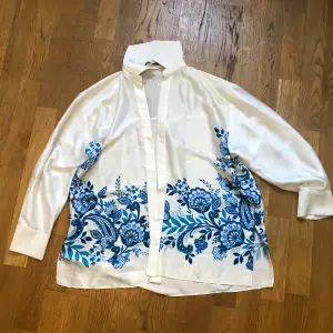 Lite oversized och blommig blus i silke från Zara. Perfekt för sommaren och knappt använd. Storlek S-M