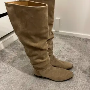Beige bruna höga boots, använda endast 1 gång