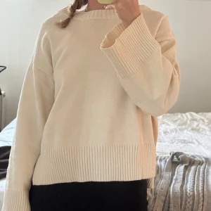 Stickad tröja - Stickad tröja från PULL&BEAR, använd 1 gång.