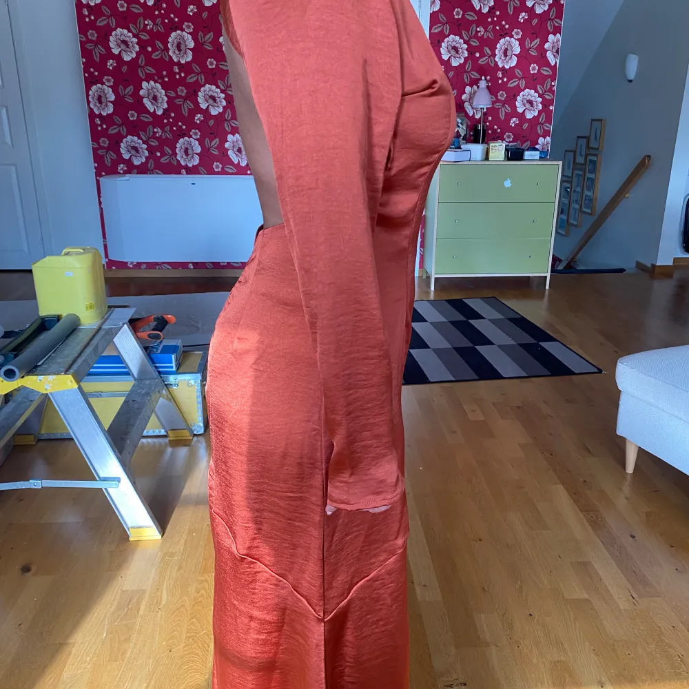 Orange/kopparfärgad jättefin långklänning från Boohoo i storlek 42, men skulle säga att den snarare motsvarar en 40💕 säljer då den var för stor på mig! Pris kan diskuteras (varan är helt oanvänd). Klänningar.