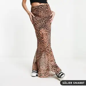 Leopardfärgad kjol som är helt slutsåld på hemsidan. Säljer med lappen kvar eftersom returdatumet gick ut. Såklart oanvänd. Nypris 519kr. Storlek 36  🐆 