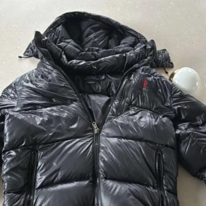 Polo Ralph lauren jacka - Väldigt varm och skön jacka. Väldigt bra skick märks lite att den är använd men inte så mycket. Håller en varm under vinter/ höst. Väldigt bra jacka. Ställ gärna frågor ifall ni har några. Är lite flexibel på priset kom privat vid diskussion 