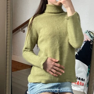 Grön stickad tröja - Så fin grön stickad tröja med turtle neck💚jätte skön och perfekt att ha nu till våren🌸 Lite mer grön i verkligheten än vad bilden visar😚