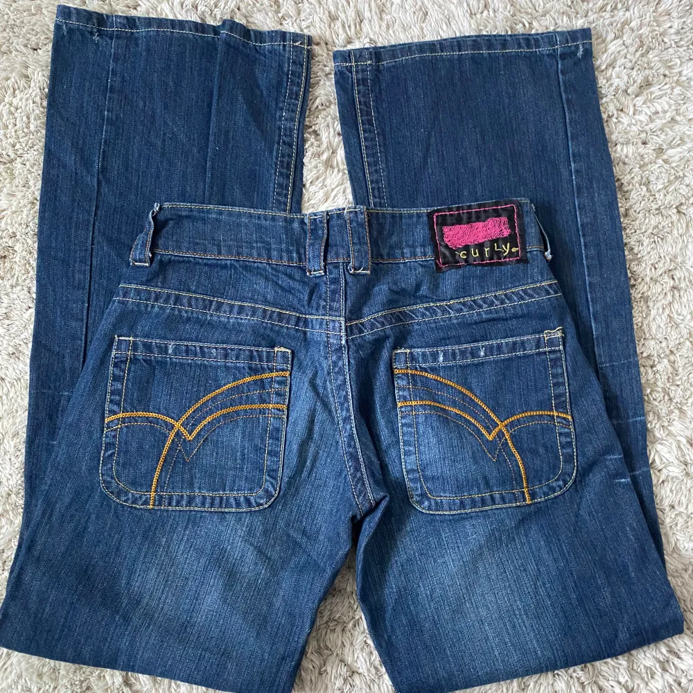 Säljer dessa snygga lågmidjade jeans eftersom de inte kommer till användning. Står ingen storlek men midjemåttet är 36cm tvärs över och innerbenslängden är 78cm. Skriv om ni har frågor❤️. Jeans & Byxor.