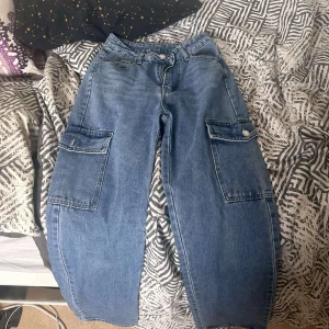 SHEIN SXY Enfärgad Cargo Stil Jeansbyxor - Mörkblåa högmidjade jeans från shein 259 i butik säljer dom för 100 kr då dom är helt nya. Xxs petite. 