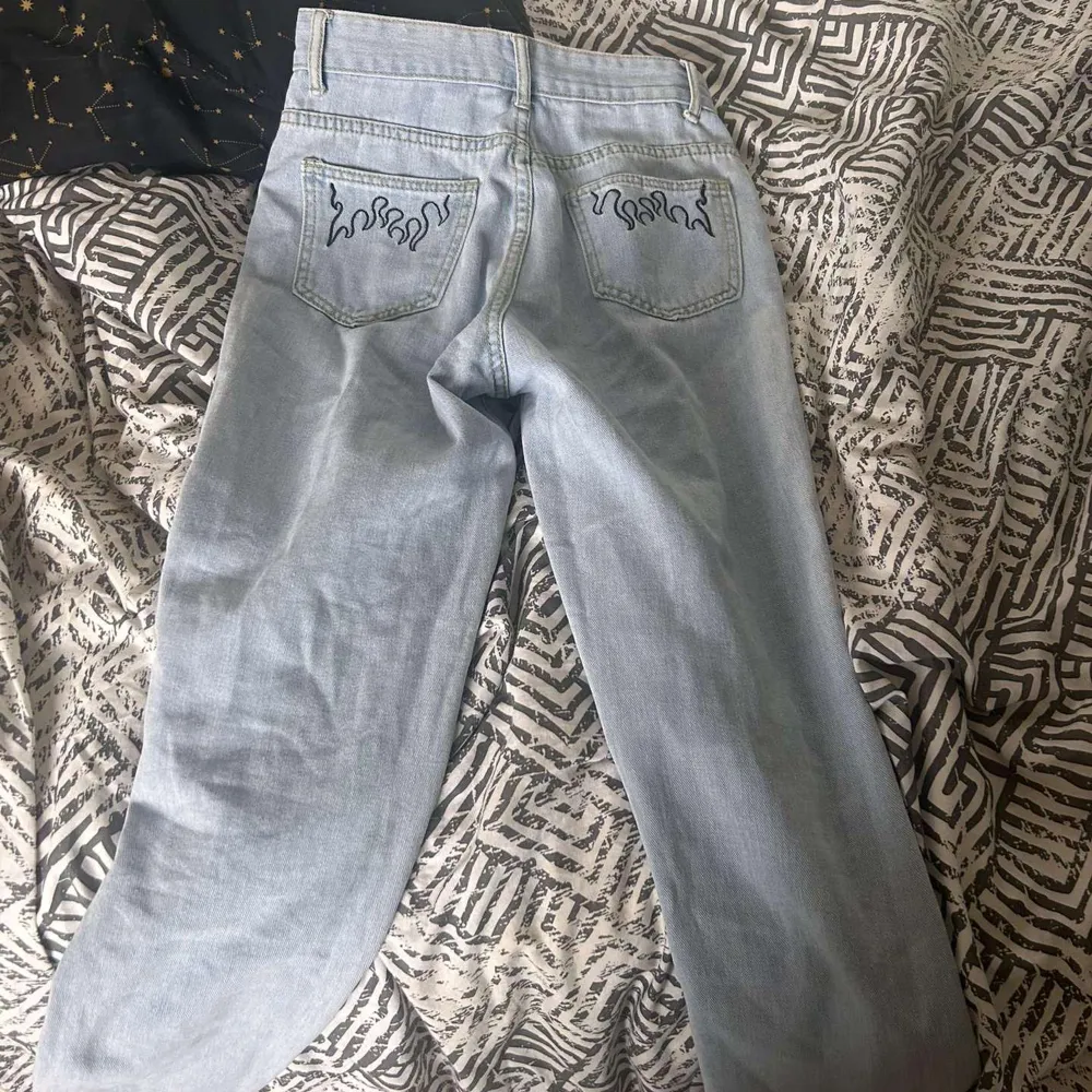 Jätte fina ljus blåa jeans från shein med detaljer bak fickorna. De ska vara eld. Säljs för 70 kr då jag köpte dom ganska billigt på grund av rabatter. Storlek xxs petite. . Jeans & Byxor.