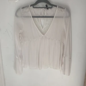 blus - säljer denna fina sommar blusen! jätte fin och knappt använd