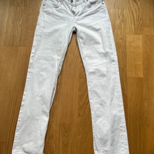 Vita straight leg jeans  - Säljer de här midwaist raka jeansen som jag har sytt ner lite själv för att få de lite mer lowaist men skulle fortfarande säga att de är midwaist. Säljer då de inte passar mig och använder de inte längre 💕