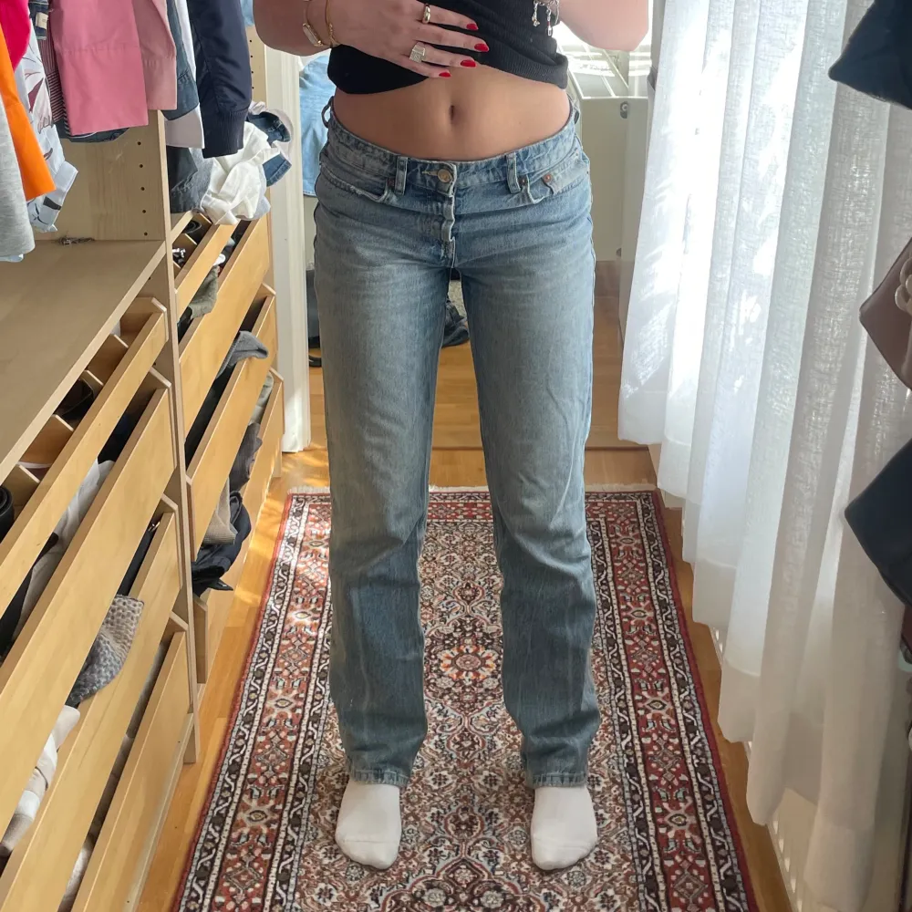 Raka Mid/low waist jeans Är 175 så de är långa i benen😍  Kommer inte till använding längre❣️. Jeans & Byxor.