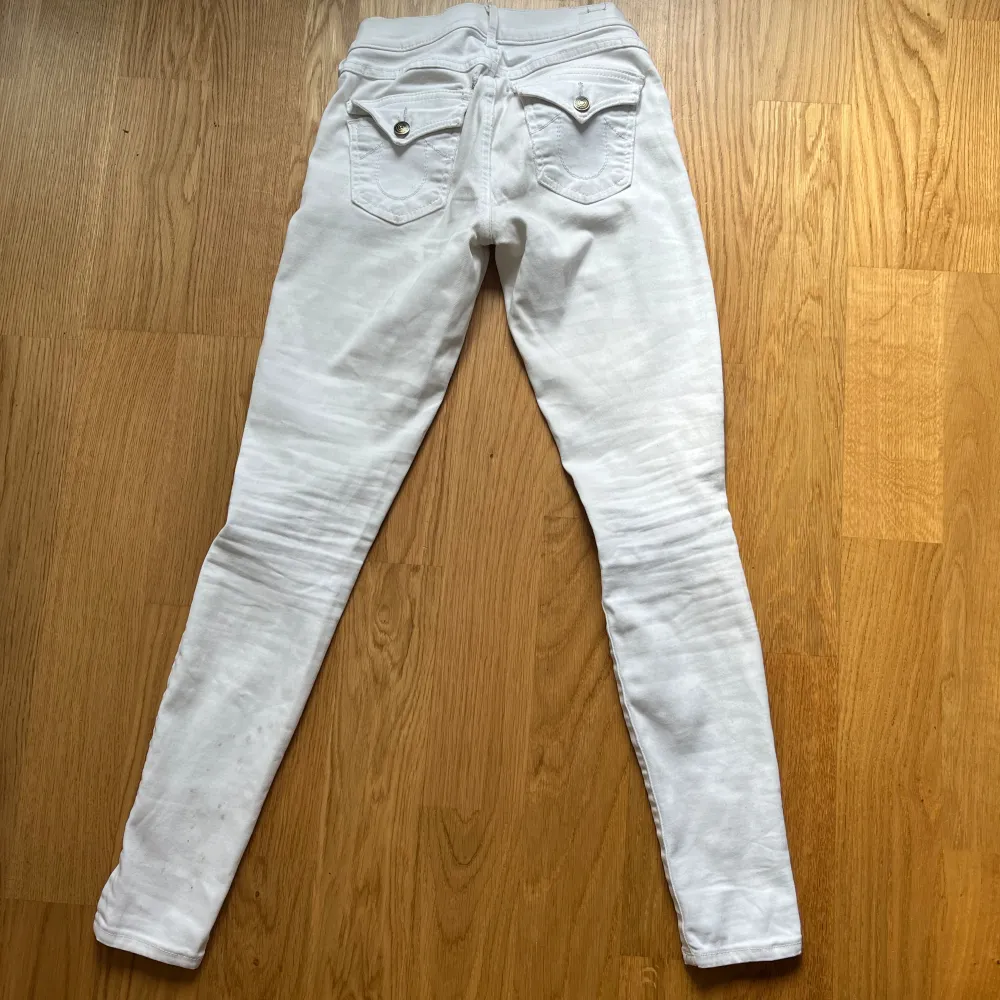 Säljer de här vita true religion jeansen som är skinny, de har lite hål här och var som jag har försökt sy igen men de går upp igen, så ganska slitna är de. Säljer de då jag inte använder de längre 💕. Jeans & Byxor.