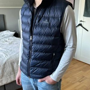 Gant väst herr - Herrväst från Gant i storlek S, knappt använd i bra skick. Säljs då den är för stor. Inga defekter. Något stor i storleken. Nypris 2000kr