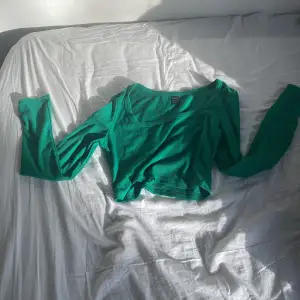 Det är en grön kort tröja. Har bara använt ett fåtal gånger💗