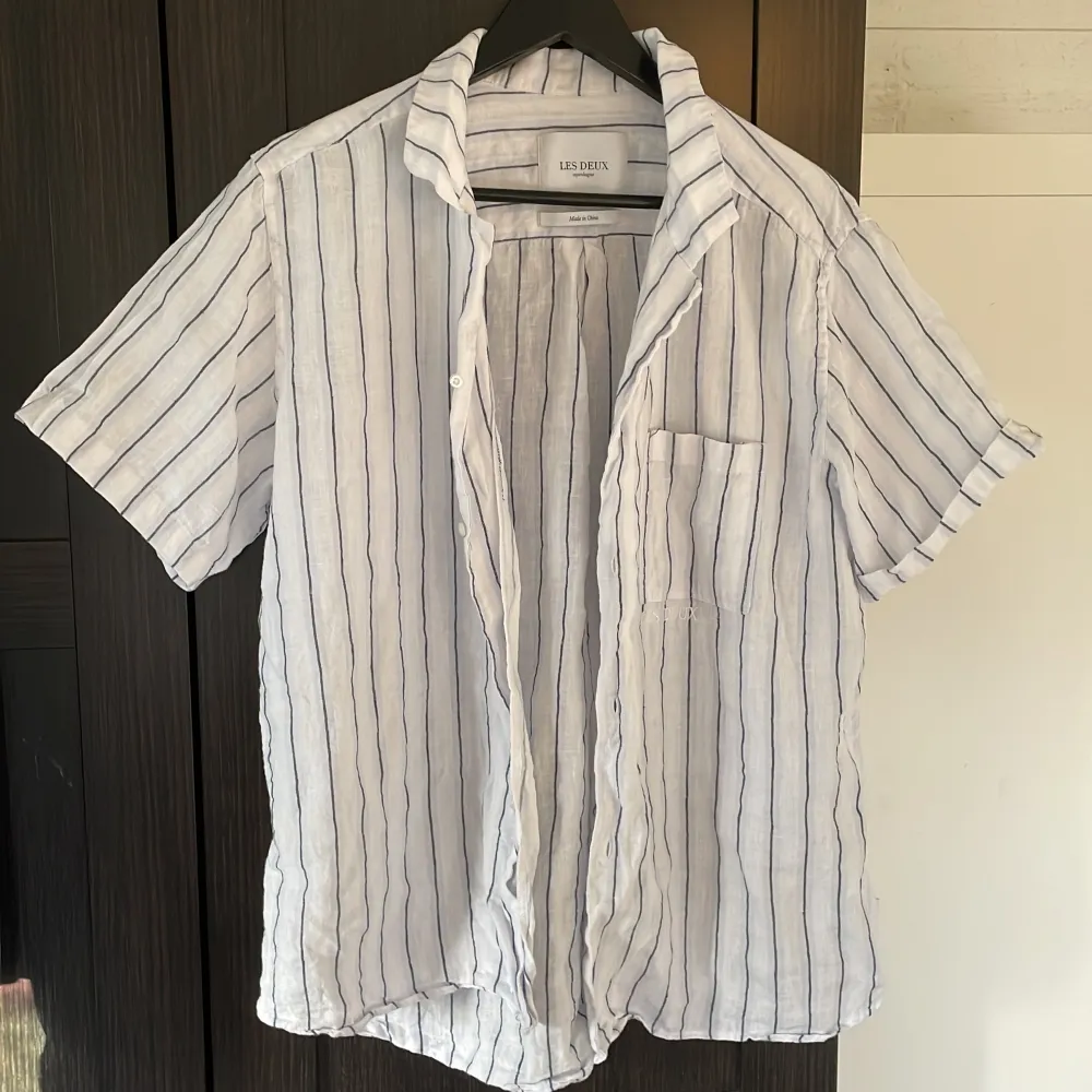 Tja säljer min snygga Les Deux kortärmade linneskjorta Perfekt nu till sommaren. Skriv om du har några frågor 🙌✍🏻😊. Skjortor.