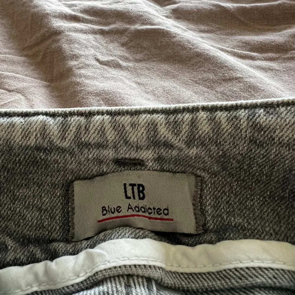 nu säljer jag mina gråa ltb jeans för att dem har blivit för korta. Dem är använda fåtal gånger därför inga slitasch eller hål❤️Pris kan diskuteras . Jeans & Byxor.