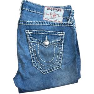 True Religion jeans Rocco fit super T. W38 [Ytterbenslängd 107cm] [Innerbenslängd 79cm] [Midja 52cm] [Benöppning 20cm]