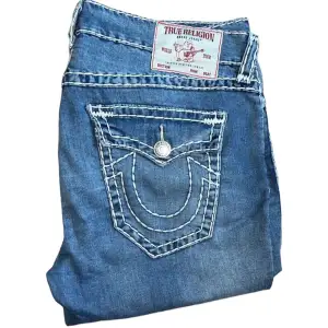 True Religion jeans Rocco fit super T. W38 [Ytterbenslängd 107cm] [Innerbenslängd 79cm] [Midja 52cm] [Benöppning 20cm]