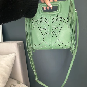Maje väska  - Säljer min fina Maje väska som jag köpte september 2023 på Zalando. Väskan är i den stora modellen. Nypris ligger på runt 2700kr💓💓 skriv vid frågor eller intresse. Vill inte sälja för under 950kr