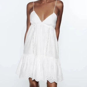 Zara klänning  - Säljer finaste klänningen! Storlek M men passar även Xs-s då den är liten i storlek 💓💓