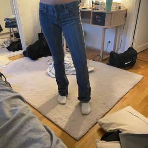 jeans som är helt nya. Jag är 1,67cm lång. Skriv för fler frågor!🫶🏻