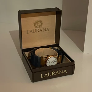 Klocka - Säljer denna fina klocka! Den är tyvärr lite trasig i spännet men inget som inte går att fixa.😊