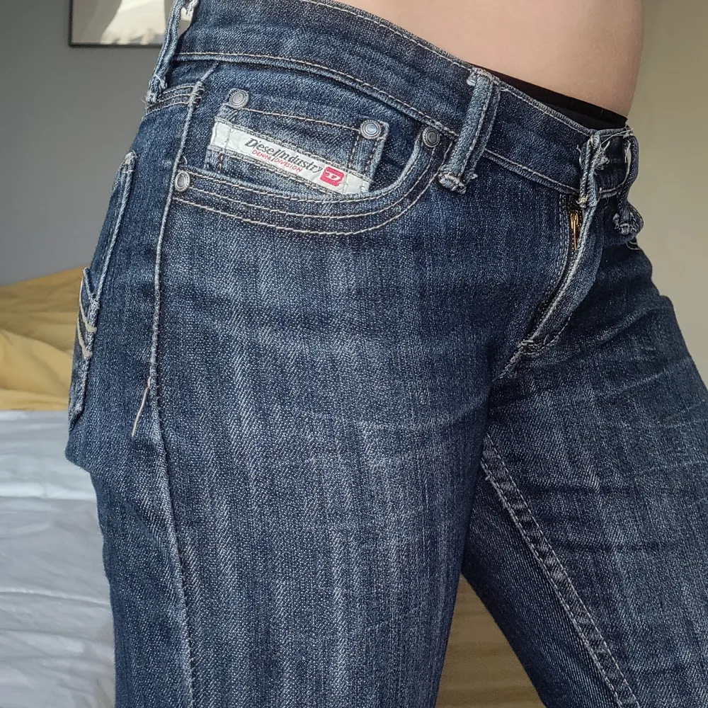 Säljer dessa coola lågmidjade Diesel jeans med små tecken på användning, innerbensmått:72 cm midjemått rakt över: 35 cm ✨kontakta pv för mer info eller bilder❤️pris går att diskutera❤️. Jeans & Byxor.