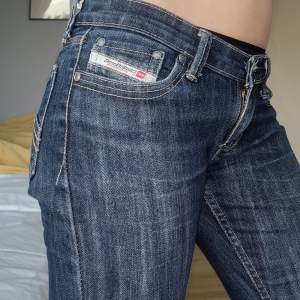 Säljer dessa coola lågmidjade Diesel jeans med små tecken på användning, innerbensmått:72 cm midjemått rakt över: 35 cm ✨kontakta pv för mer info eller bilder❤️pris går att diskutera❤️