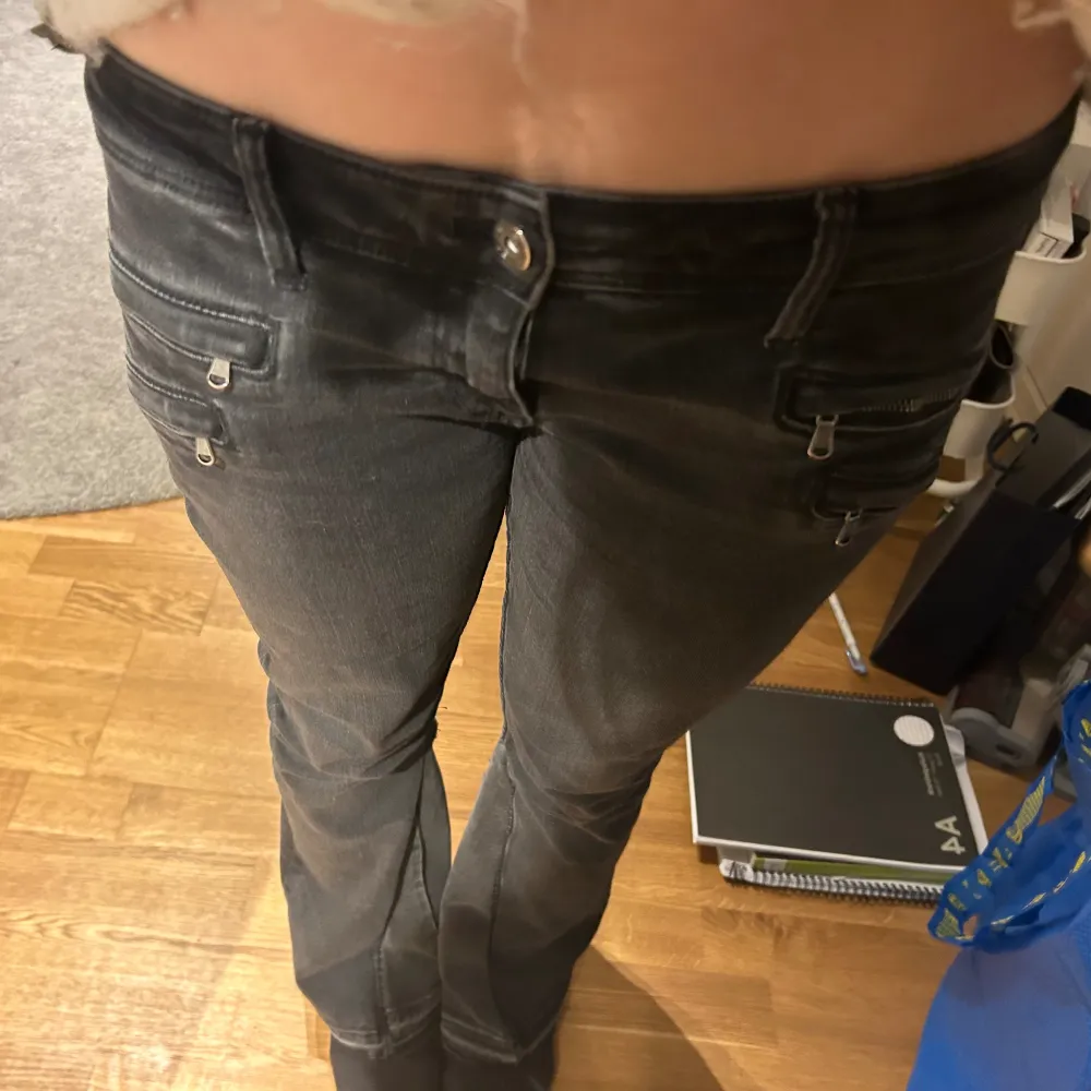 ursnygga lågmidjade jeans med framfickor. slitsade nedtill själv men det syns knappt. storlek 36 men väldigt stretchiga så passar nog 38 också! skriv privat för fler bilder💘💘. Jeans & Byxor.