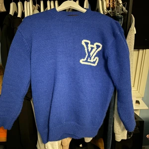 Lv sweatshirt - Använd 2 gånger. Kom pm för frågor.