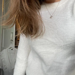 Fluffig stickad vit tröja - Fluffig stickad vit tröja, typ aldrig använd💕Använd helst köp nu