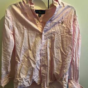 Super soft skjorta till sommaren i färg rosa och material linne. Sitter bra och är jävligt bekväm. Skulle varmt rekommendera denna skjorta!