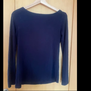 Intimissimi Tröja - Säljer min mörkblåa intimissimi tröja då den inte riktigt är i min stil