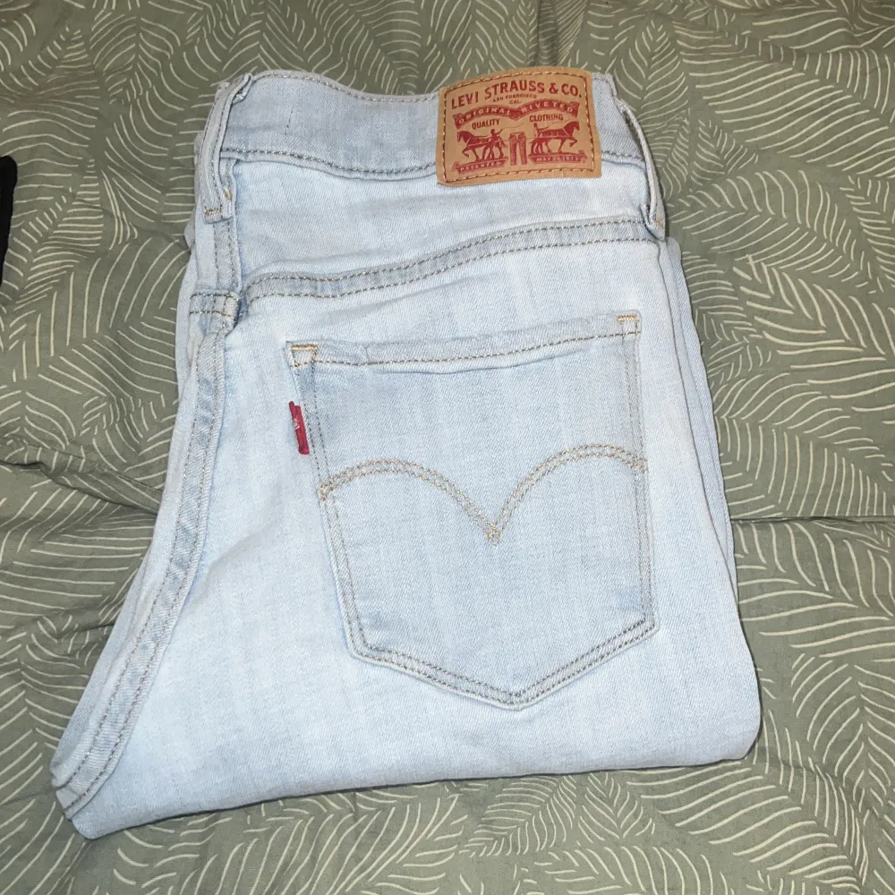 Säljer mina levi’s jeans som är köpte för inte så länge sen knappt använda helt nya knappt täcken på att de har används de är ljusljus blåa med en jätte fin utsvävning storlek 26 går knappt o hitta dessa i butik o nätet o spicellt färgen!❣️. Jeans & Byxor.