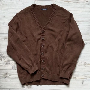 Brandy Melville cardigan - Mysig brun stickad cardigan från Brandy Melville 🤎Den är i nyskick!