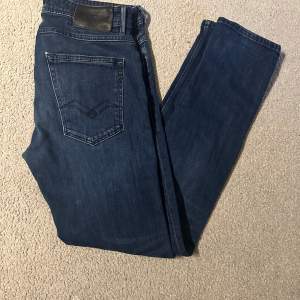 Säljer dessa feta Replay jeans som är Nästintill oanvända. Modellen är Willbi i storlek w31 L32. Skriv om du funderar över något🙌🏼