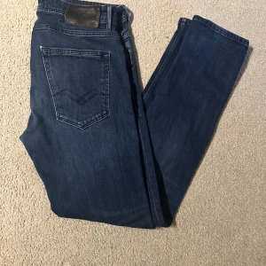Replay jeans - Säljer dessa feta Replay jeans som är Nästintill oanvända. Modellen är Willbi i storlek w31 L32. Skriv om du funderar över något🙌🏼