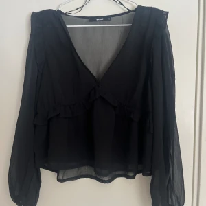 Bikbok blus - Super fin bikbok blus säljes pga kommer ej till användning. Använd kanske 2 gånger. Säljs ej längre 