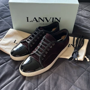 Lanvin’s  - Stilrena och snygga Lanvin’s i storlek 11 vilket motsvarar 45. Skorna är i 9/10 skick, ny skick i princip. Ny pris är 5200, vårt pris 2699! Vi tar emot byten. Kom gärna med frågor och funderingar! Mvh EAresell